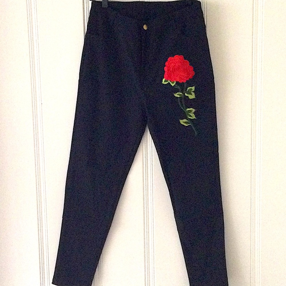 BEAUTIFUL BLACK W ROSE BRANCH JEGGINGS - GREAT BUY 🌹